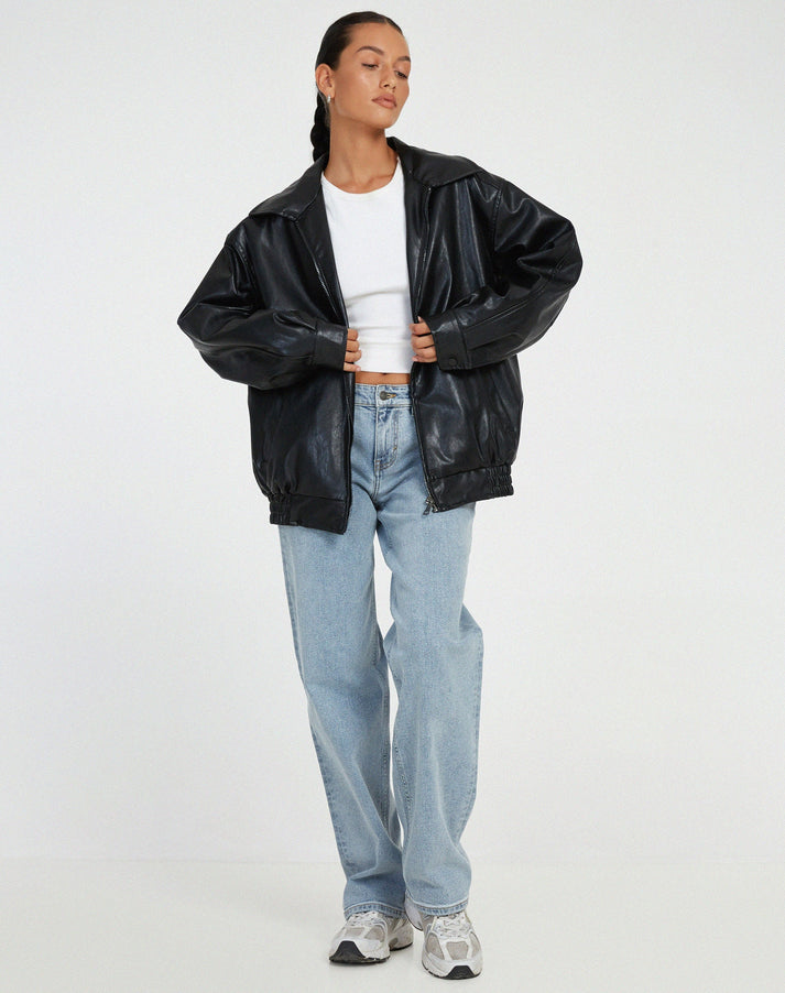 Mujer con chaqueta oversize Nora de cuero, look moderno y urbano. Prenda exterior casual para otoño invierno.
