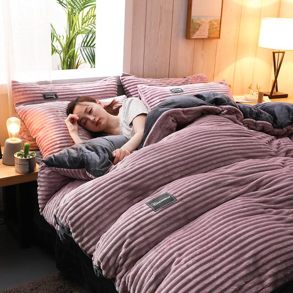 Decoración elegante para dormitorio. Juego de ropa de cama cálido y moderno, de invierno.