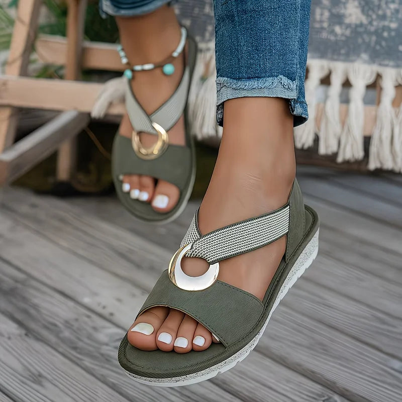Fotografía de sandalias planas de mujer con hebilla de metal brillante, calzado casual de verano y confort.