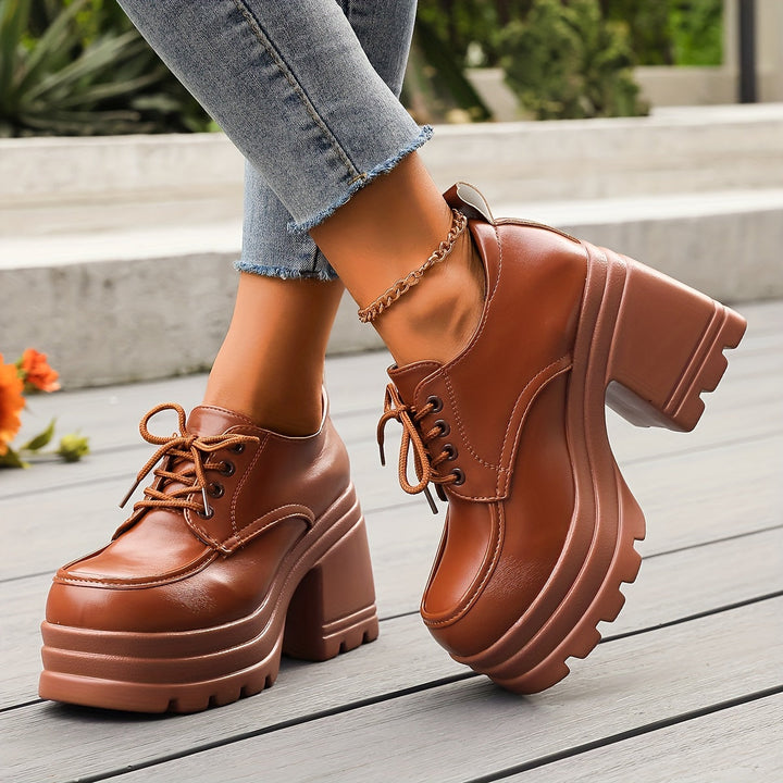 Elegantes zapatos plataforma chunky mujer. Tacón bloque ancho, estilo retro de moda femenina y tendencia.