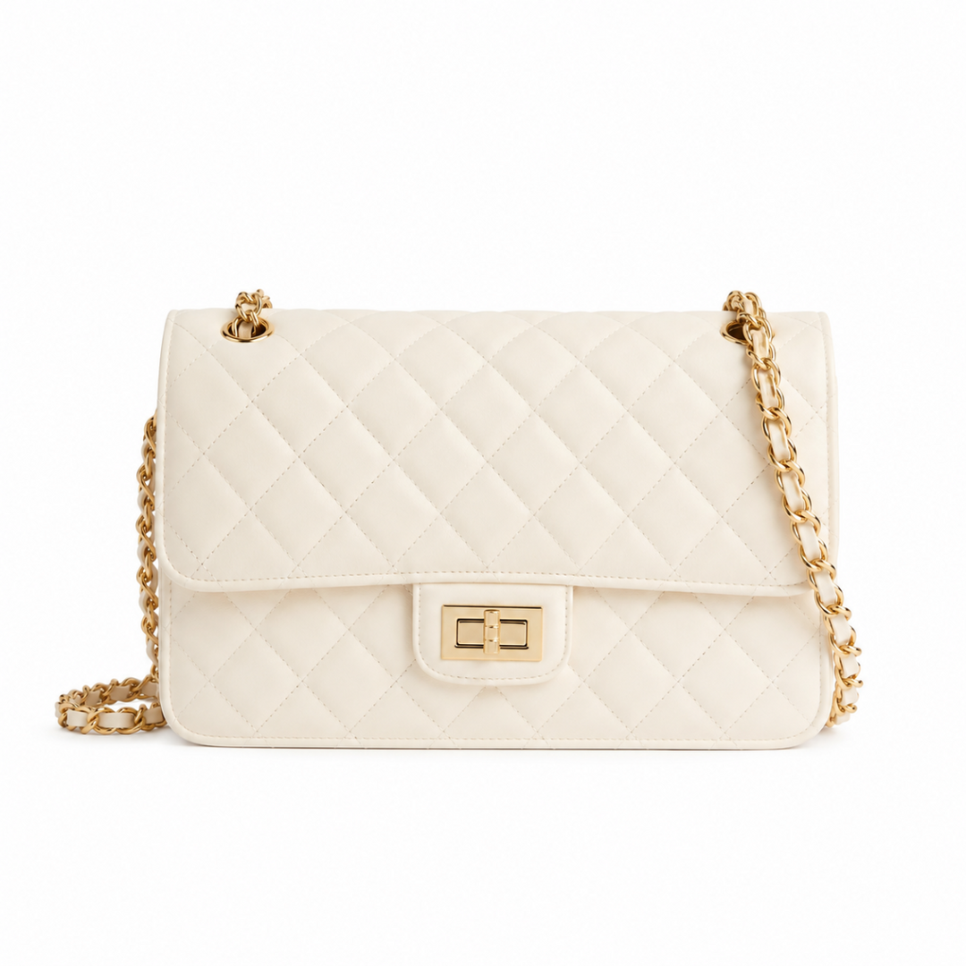 Bolso de hombro acolchado color crema para mujer con elegante cadena dorada. Moda, lujo y estilo.