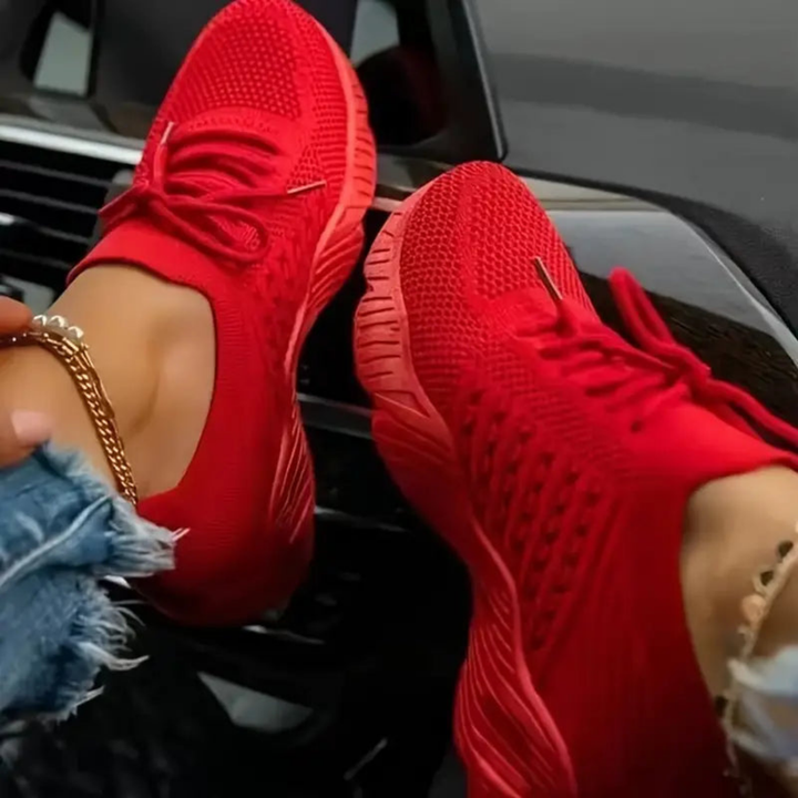 Calzado de verano para mujer, zapatillas cómodas y con estilo, ideales para paseos casuales.