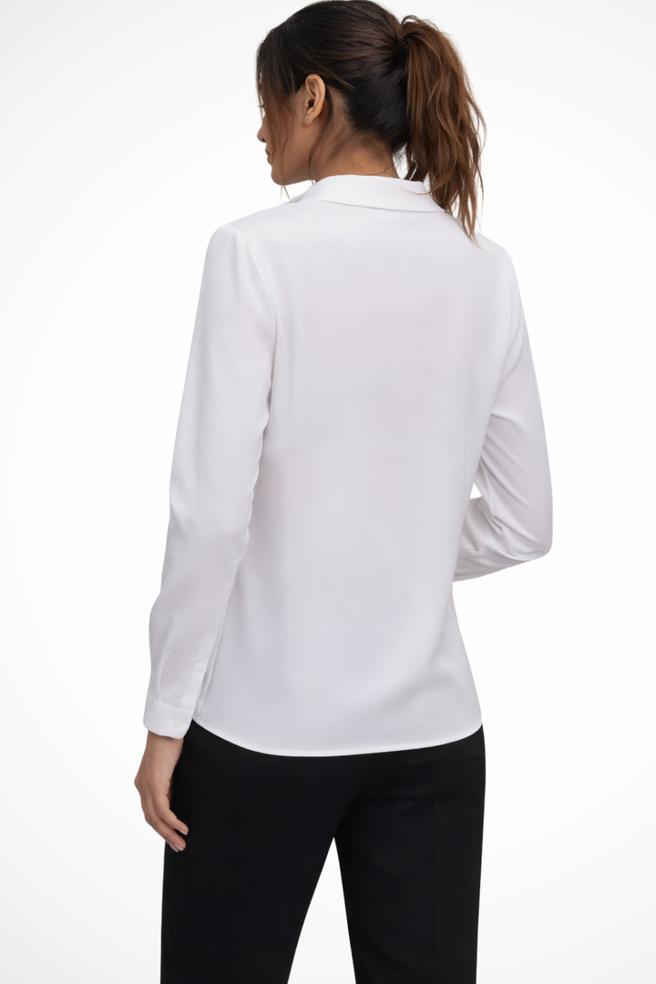 Blusa de moda femenina, entallada con manga larga y cuello clásico. Ropa elegante y moderna para mujer.
