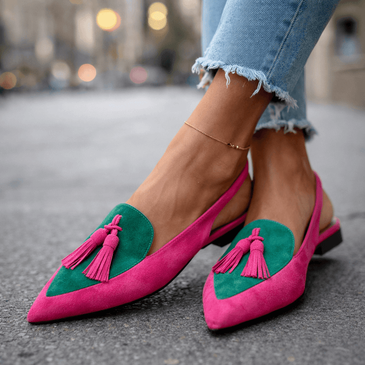 Mules cómodos bicolores para mujer, con pompones modernos. Un calzado versátil y elegante para cualquier ocasión.