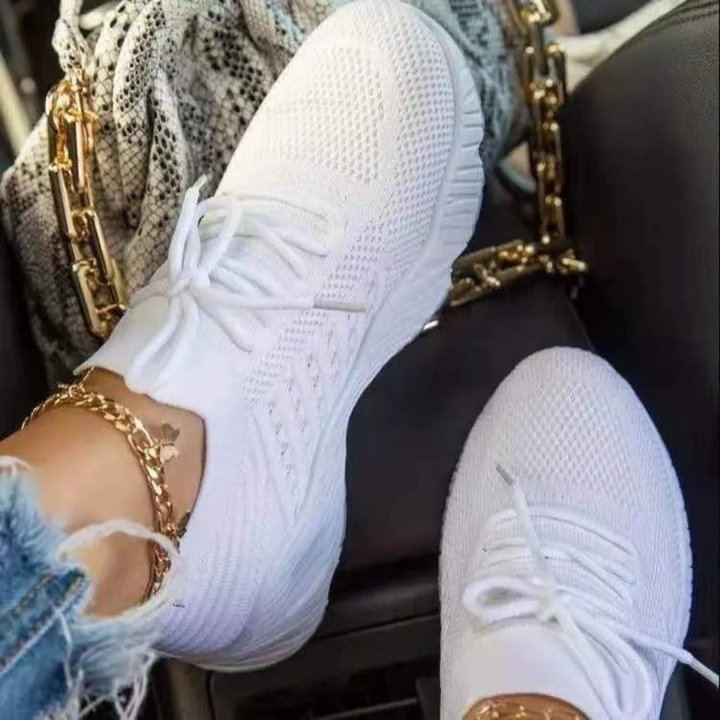 Modernas zapatillas transpirables para mujer, diseño ligero para disfrutar del calor del verano con moda.