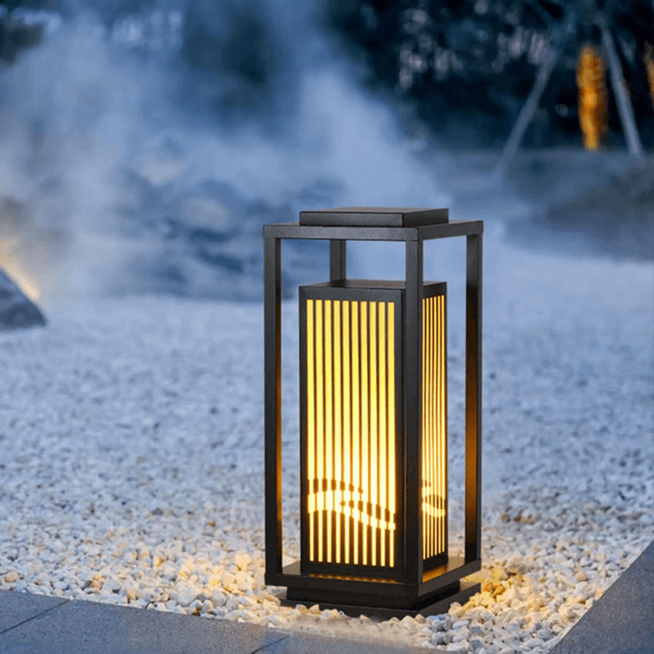 Lámpara solar LED de alta eficiencia para iluminación de jardín, con sensor de luz automático.