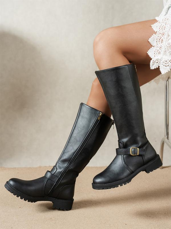 Botas altas casuales y elegantes para mujer, con tacón bajo y detalle de hebilla. Estilo invernal.