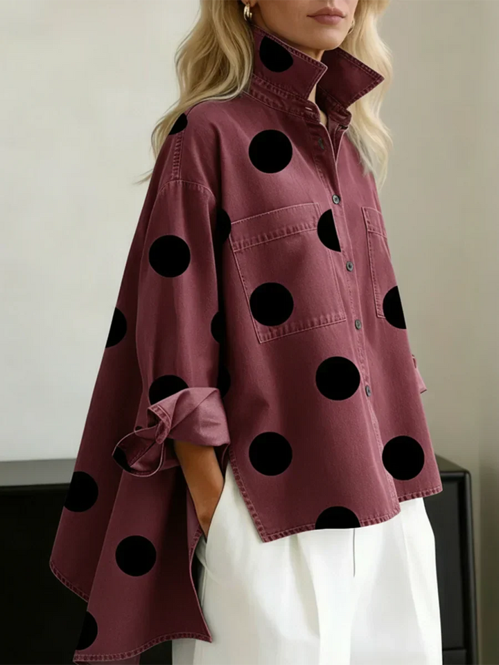 Top femenino con lunares, diseño oversize que combina elegancia y comodidad. Para un look actual.