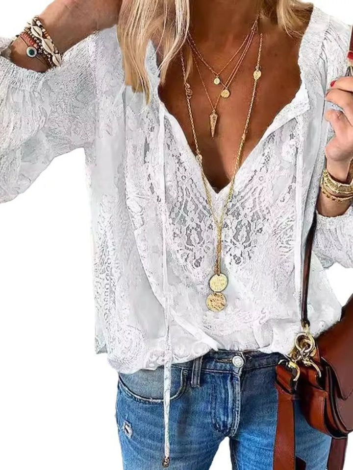 Blusa romántica de encaje rosa con lazo en el cuello. Prenda femenina y versátil para mujer.