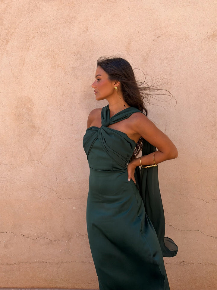 Vestido elegante verde esmeralda para mujer, ideal invitada de boda, fiesta o eventos especiales.