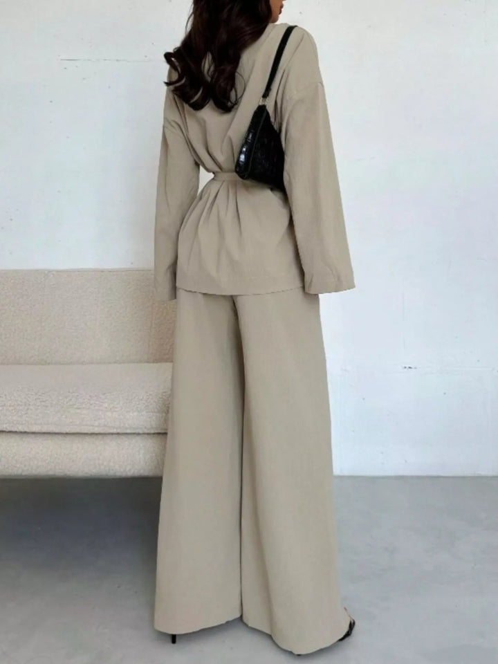 Conjunto chic para mujer: Top con detalle de lazo, pantalón ancho. Ideal moda versátil.