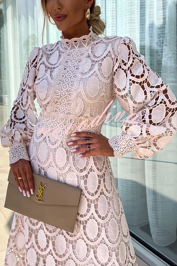 Vestido midi elegante para mujer con mangas largas, diseño sofisticado ideal para fiesta y ocasiones especiales.