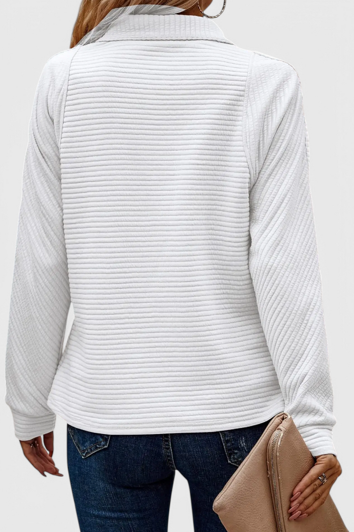 Elegante jersey de mujer con escote en V y cremallera, ideal para outfits casuales o formales.