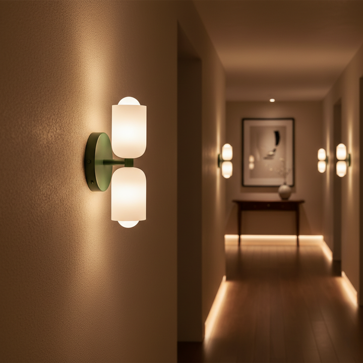 Aplique de pared moderno, doble luz para crear un ambiente cálido en salones.