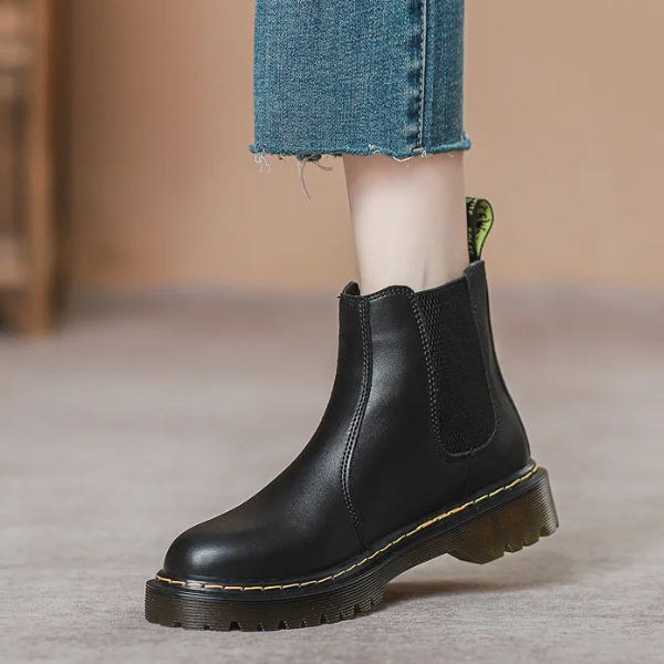 Primer plano del tirador en botas Chelsea de mujer, facilitando el calce para mayor comodidad.