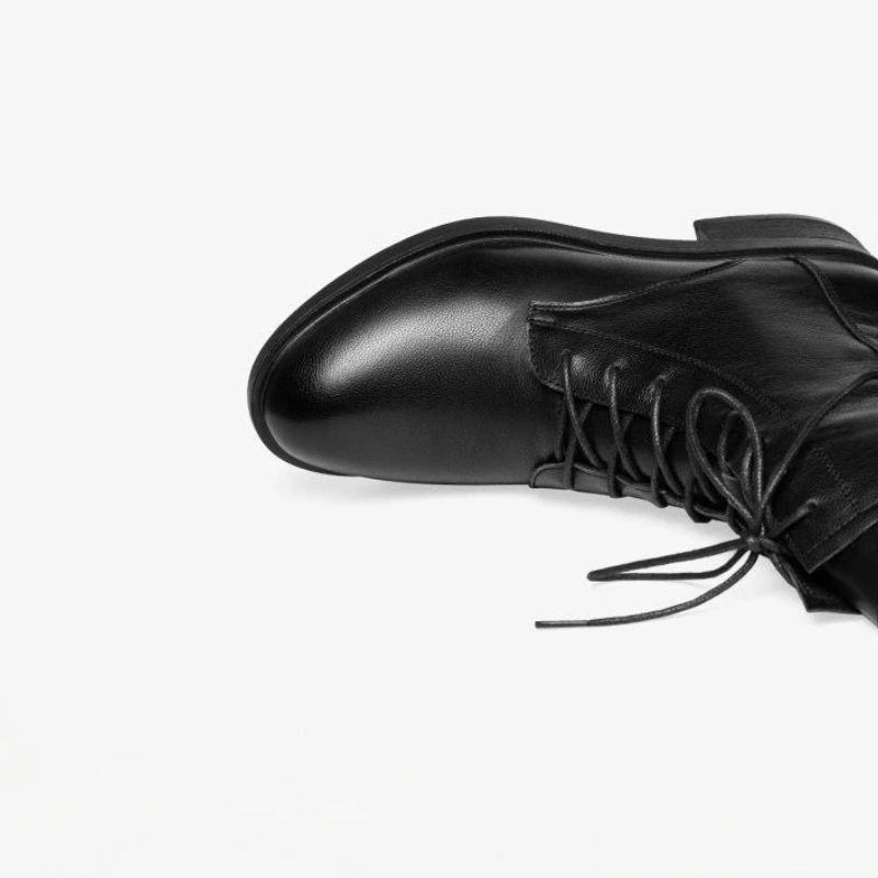 Calzado de otoño/invierno: botines negros de mujer, elegantes y con punta afilada para un toque moderno.