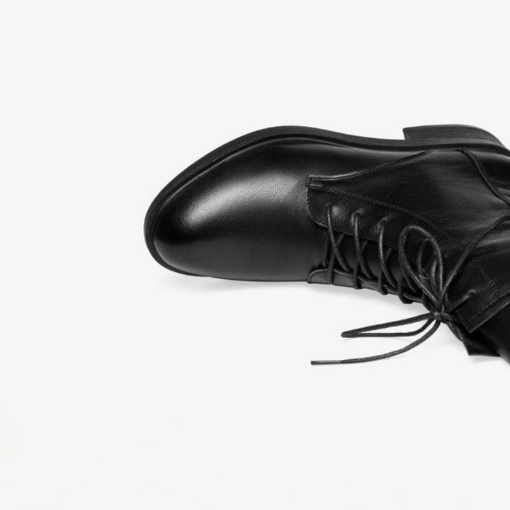 Calzado de otoño/invierno: botines negros de mujer, elegantes y con punta afilada para un toque moderno.