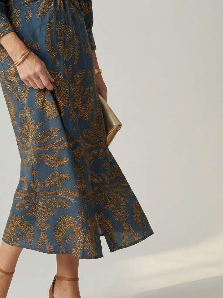 Vestido midi para mujer, silueta elegante con corte envolvente y cintura ajustada.