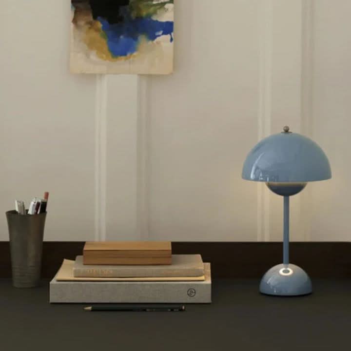 Lámpara LED de mesa regulable, inalámbrica y recargable, ofrece iluminación personalizable para cualquier ambiente.