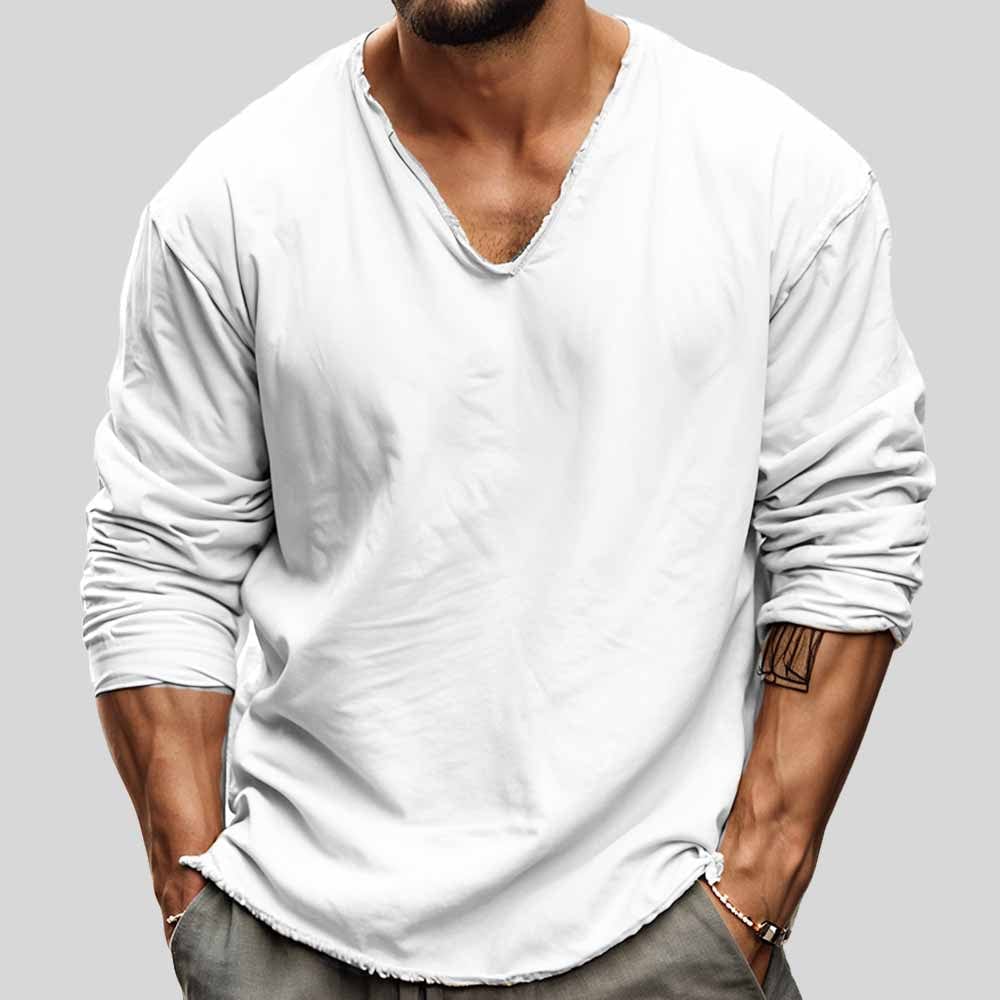 Primer plano de camisa de hombre casual de manga larga con cuello V. Tejido ligero y fresco, ideal para el calor.