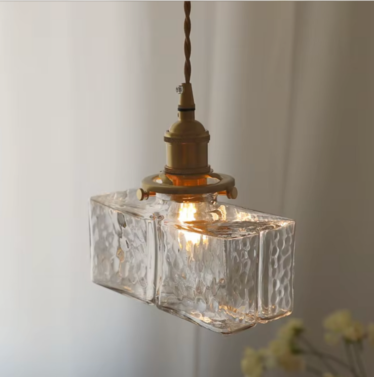 Lámpara colgante moderna-vintage de vidrio texturizado y latón, iluminación ambiental.