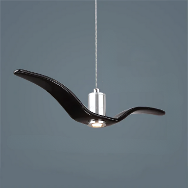 Lámpara colgante LED Skyra. Alas de metal y acrílico para un diseño moderno en salón o dormitorio.