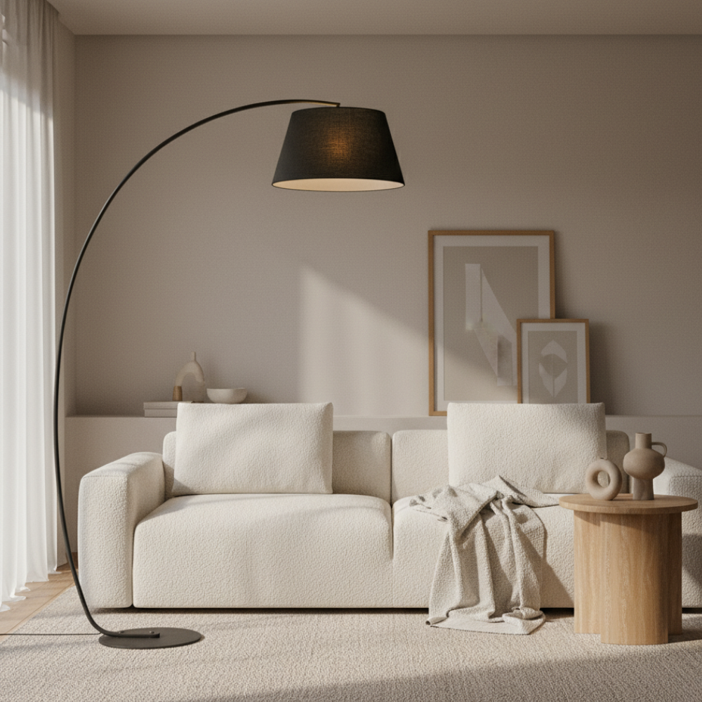 Lámpara de suelo elegante, curva para sala de estar, aporta luz cálida y diseño actual.