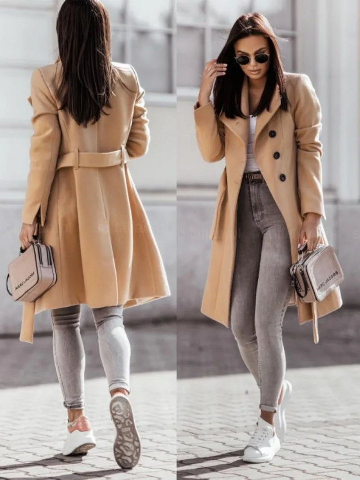 Estiloso trench de mujer, doble botonadura, slim fit, que combina elegancia y moda casual para invierno.