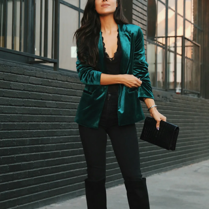 Mujer luciendo blazer ARLET elegante. Chaqueta sofisticada que complementa tu look festivo y formal.