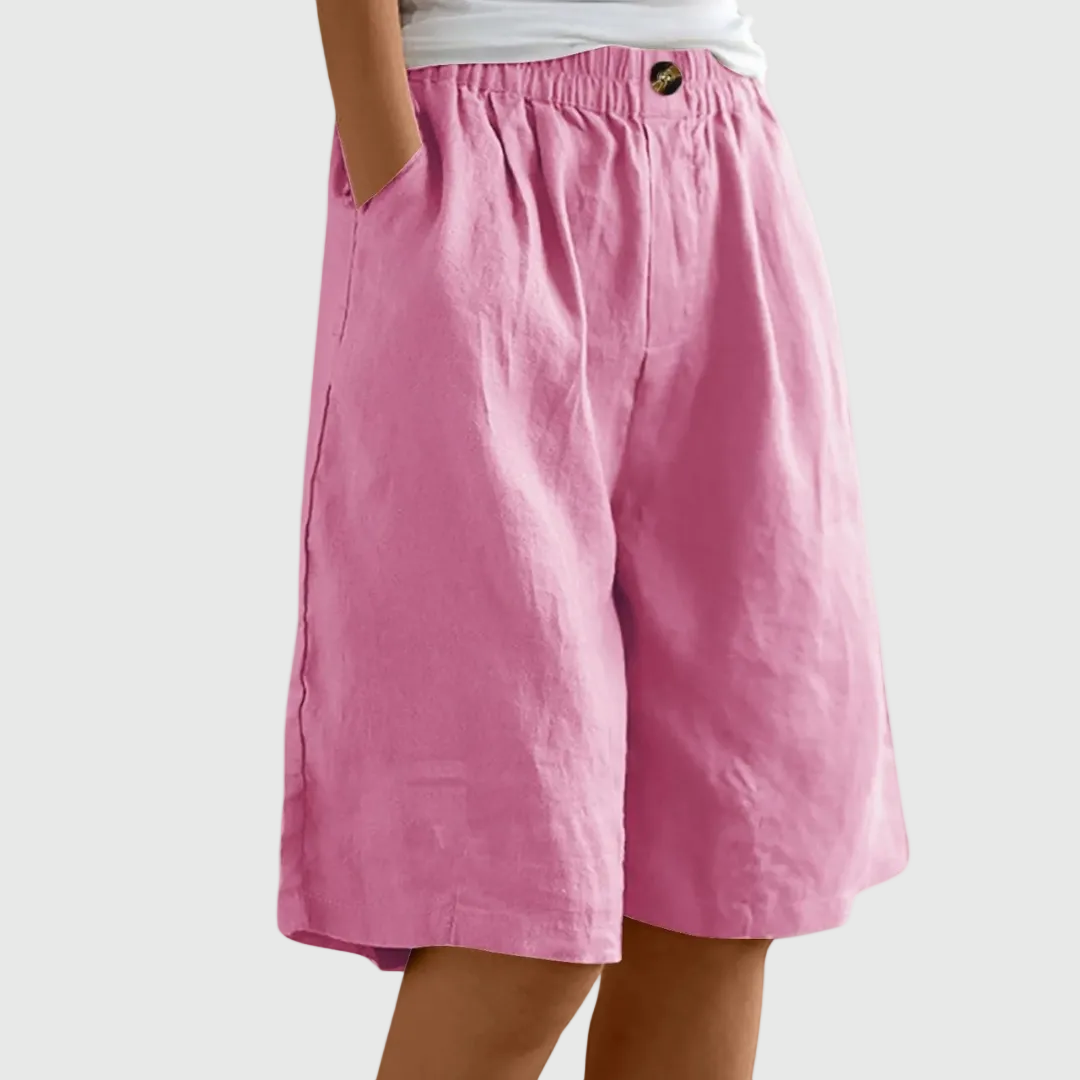 Mujer caminando con pantalones cortos fluidos y cintura elástica. Perfectos para un día casual de verano.