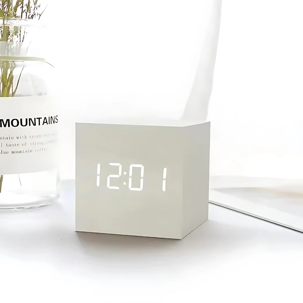 Reloj LED moderno en forma de cubo, digital, muestra hora y temperatura, diseño minimalista.