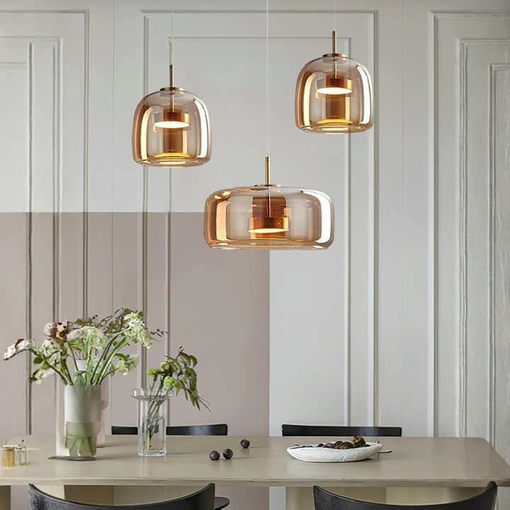 Lámpara colgante de vidrio ámbar, estilo nórdico, diseño elegante para iluminación interior moderna.