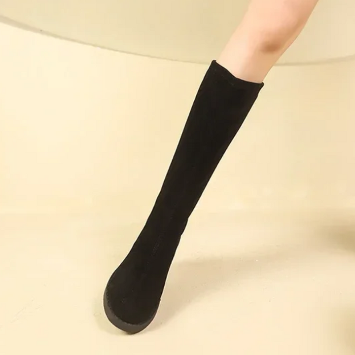 Botas negras altas elegantes, diseño ligero y minimalista para mujer.