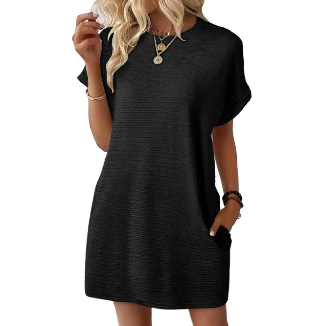 Vestido ligero de mujer, corto con cuello redondo y bolsillos laterales. Ideal para días cálidos y looks casuales.