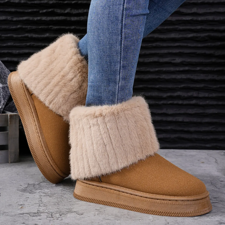 Botas modernas de invierno para mujer. Calzado forrado, con cremallera y un diseño que combina moda y funcionalidad.