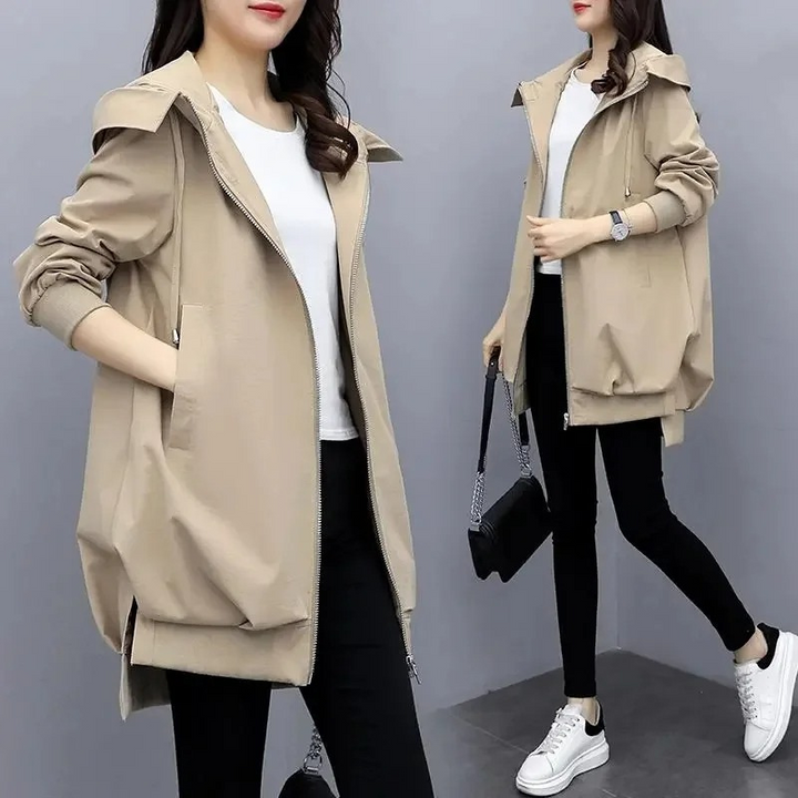 Gabardina femenina de entretiempo, corte suelto, cremallera frontal. Comodidad y estilo.