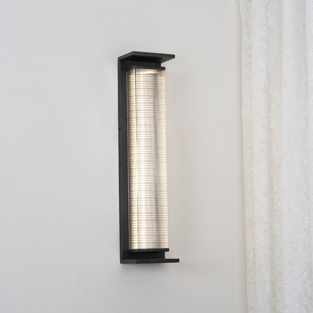 Aplique LED exterior impermeable, regulable, perfecto para cenas en el patio.