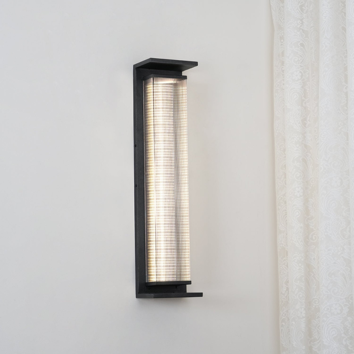 Aplique LED exterior impermeable, regulable, perfecto para cenas en el patio.
