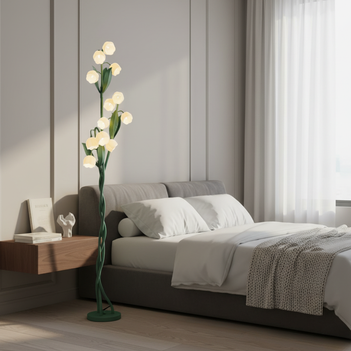 Diseño floral en lámpara de pie para dormitorio, con luz LED y puerto de carga USB. Estilo elegante.