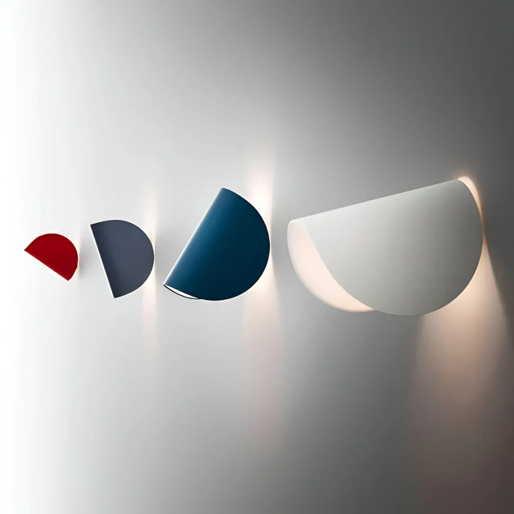 Lámpara de pared LED instalada en salón. Luz cálida creando ambiente moderno y acogedor. Decoración.