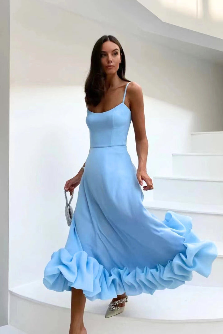 Vestido largo romántico de mujer con volantes y escote en V, perfecto para boda o fiesta.