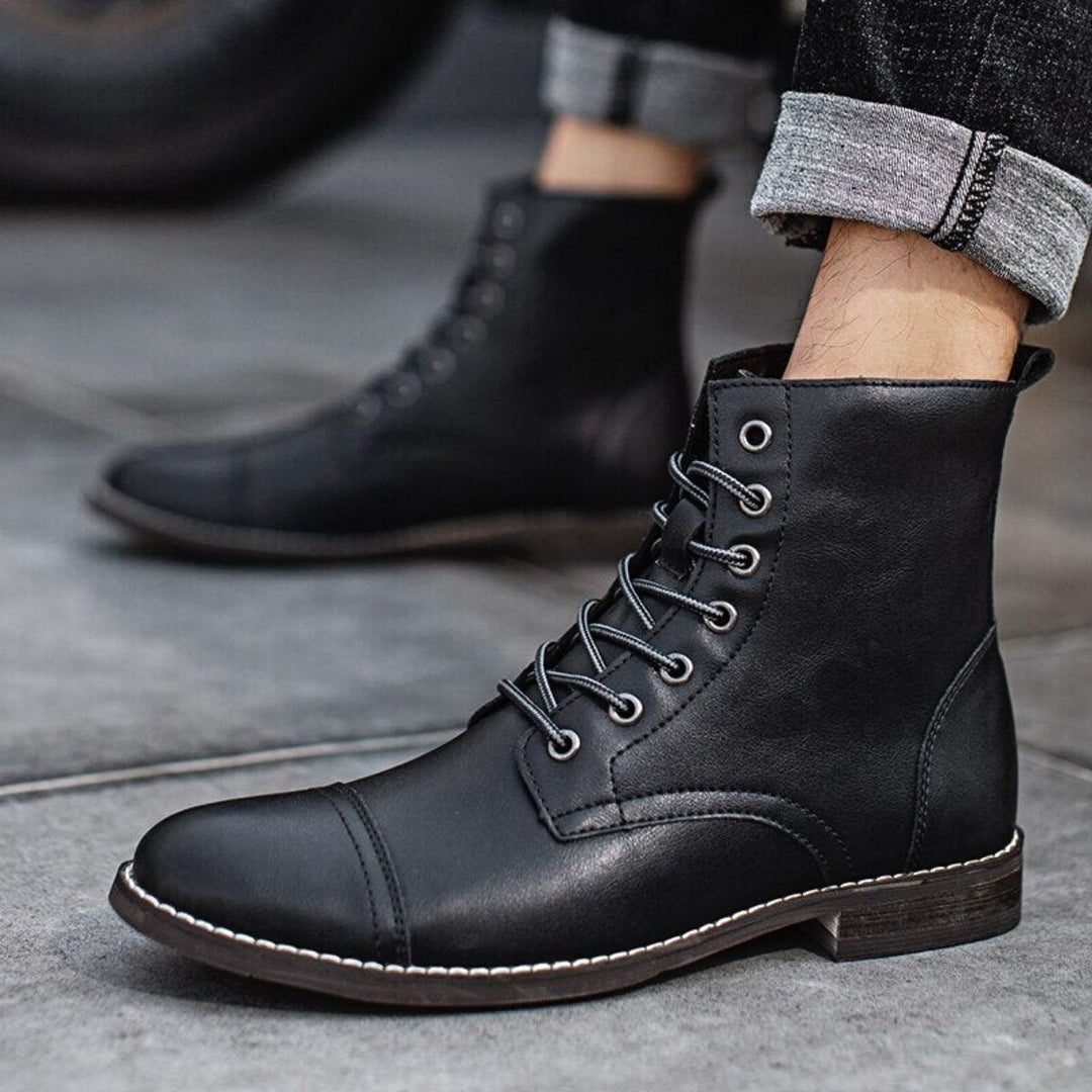 Botas marrones de hombre, caña media con cordones. Diseño elegante y cómodo, ideal para la moda de otoño.