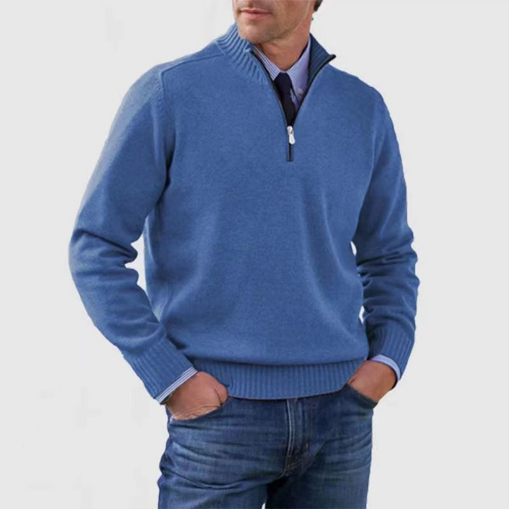Suéter azul de punto para hombre, cuello con media cremallera. Ropa cómoda y de moda para el invierno.