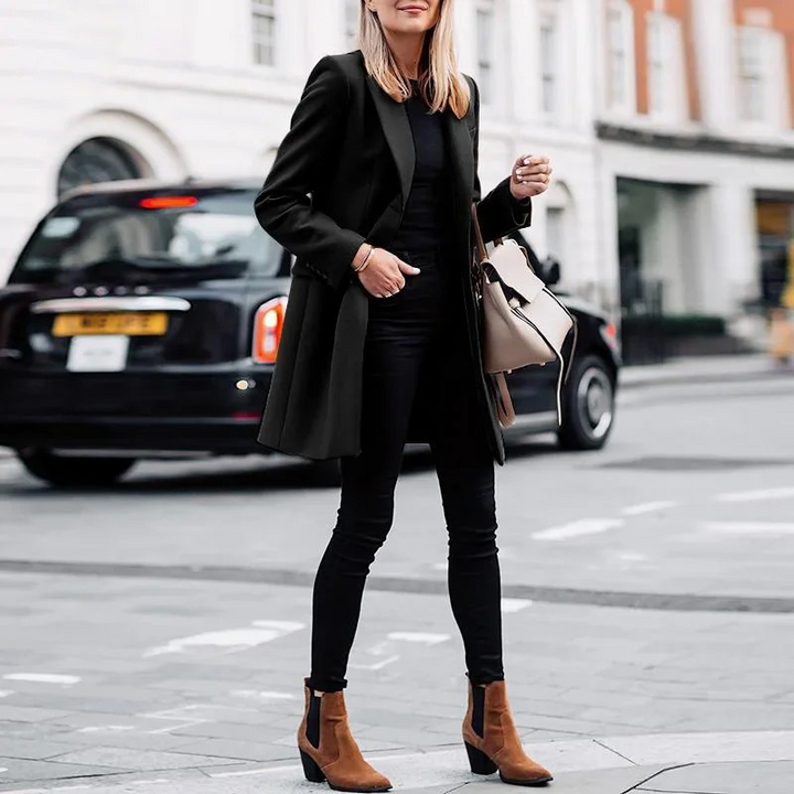 Abrigo entallado para mujer, elegante y con un solo botón. Ropa de abrigo chic para invierno y transición.