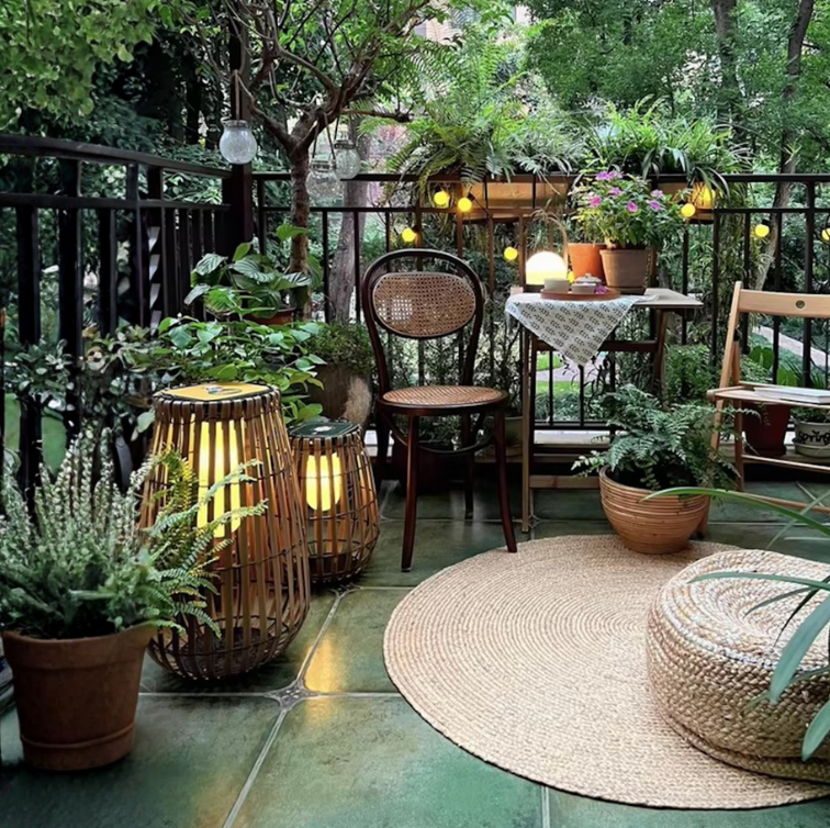 Decoración rústica solar de rattan. Lámpara de suelo para jardín, patio o terraza con luz LED cálida.