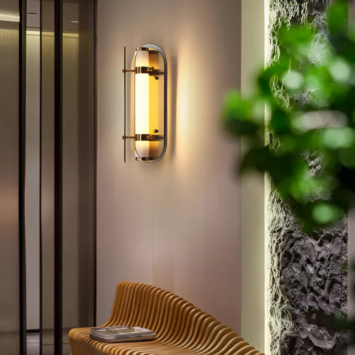 Lámpara de pared de vidrio con tecnología LED, proporciona una luz cálida y eficiente para el ambiente del hogar.
