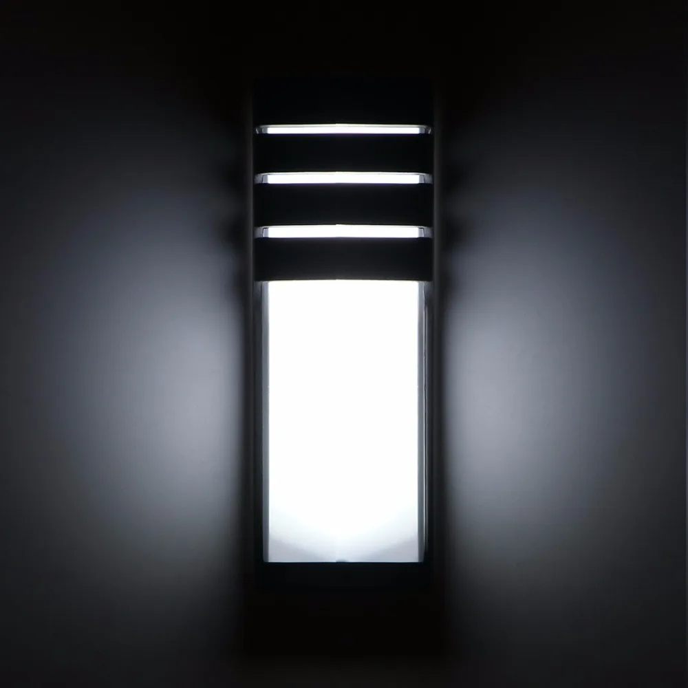 Aplique de pared LED moderno con sensor, mejora la seguridad exterior.