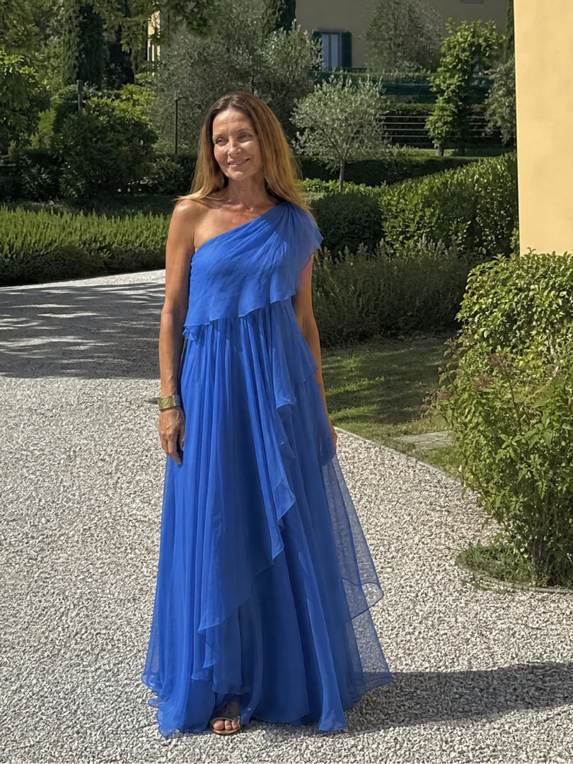 Vestido blanco asimétrico con volantes, estilo maxi para ocasiones formales. Moda femenina sofisticada.