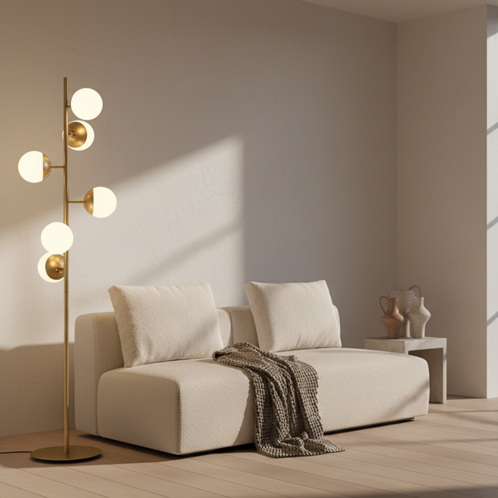 Lámpara dorada estilo nórdico, perfecta como lámpara de mesa o de pie, luz ambiente cálida.