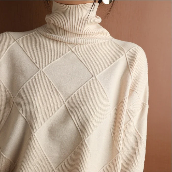 Textura suave del suéter de punto de cuello alto para mujer. Abrigo cálido y chic.